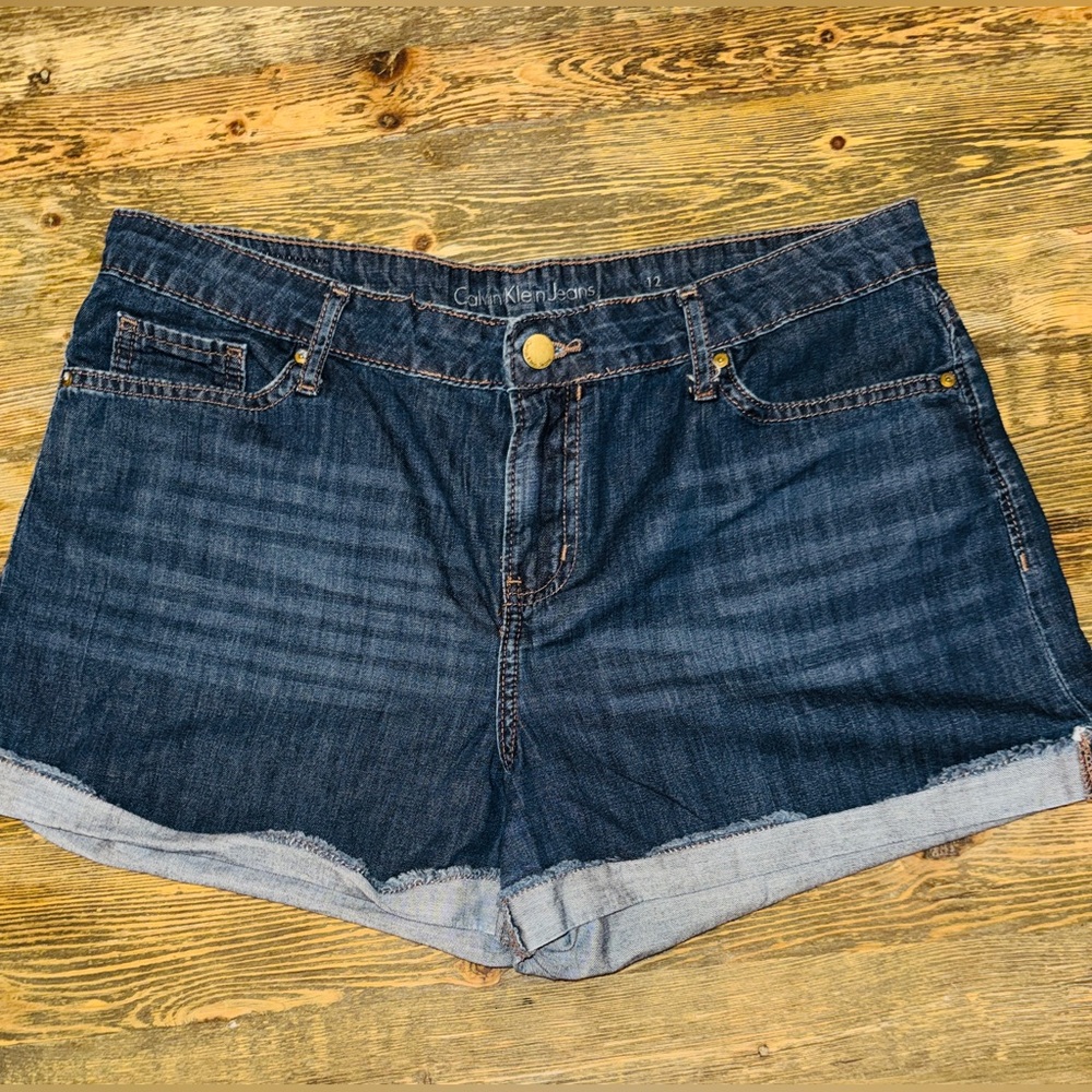 Calvin‎ Klein Denim Jean Shorts Women
Dark Wash Cuffed Leg Mid-Rise Size 12